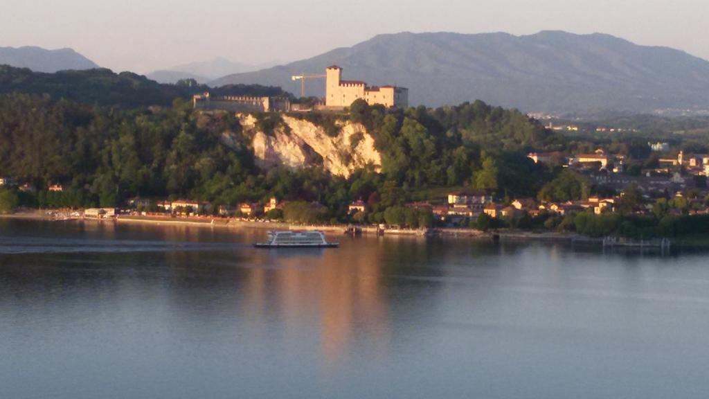 Casa Corte Alla Rocca Arona Buitenkant foto
